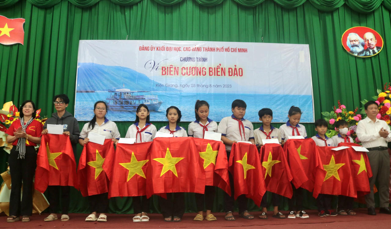 Đảng ủy Khối Đại học, Cao đẳng TP. HCM tổ chức các hoạt động “Vì biên cương biển đảo” 