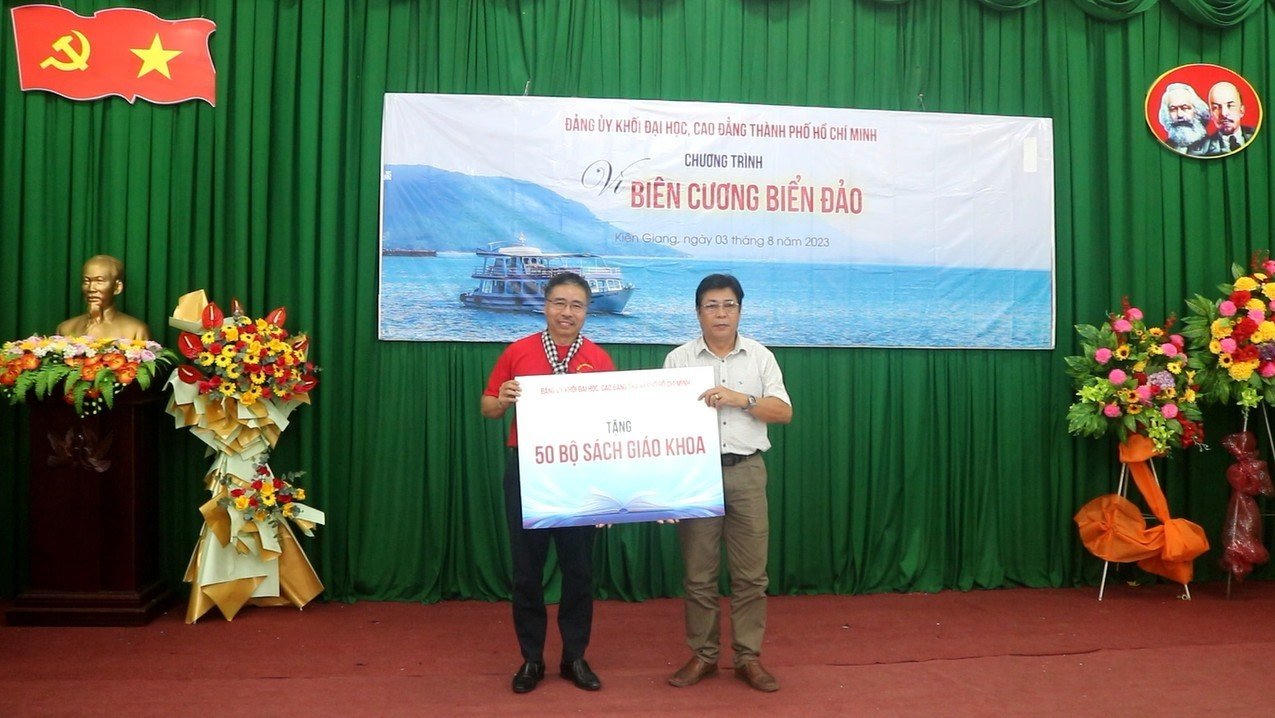 Đảng ủy Khối Đại học, Cao đẳng TP. HCM tổ chức các hoạt động “Vì biên cương biển đảo” 