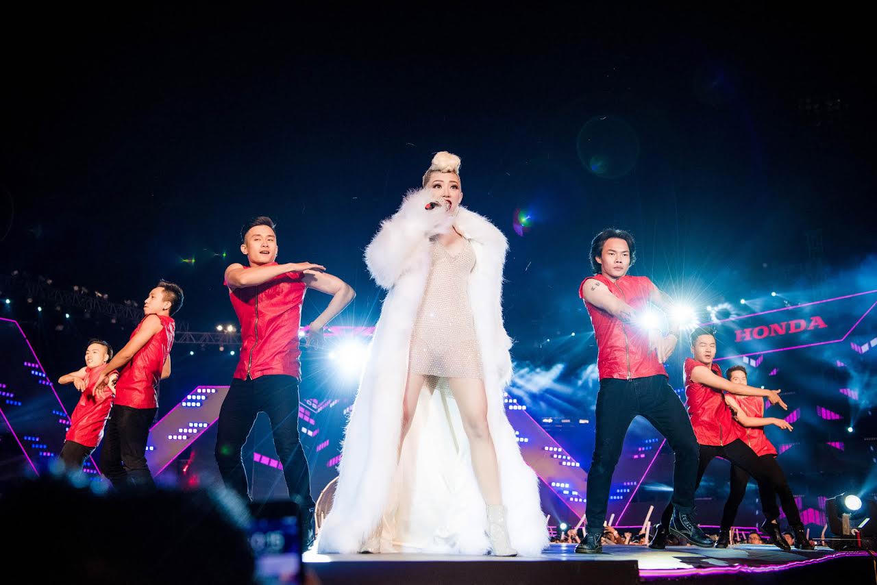 Mỹ Tâm, Tóc Tiên “quậy” tưng bừng với 20 nghìn khán giả