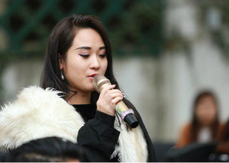 Sẵn sàng đóng cảnh nóng, Diễm Hằng can đảm để rắn bò lên người