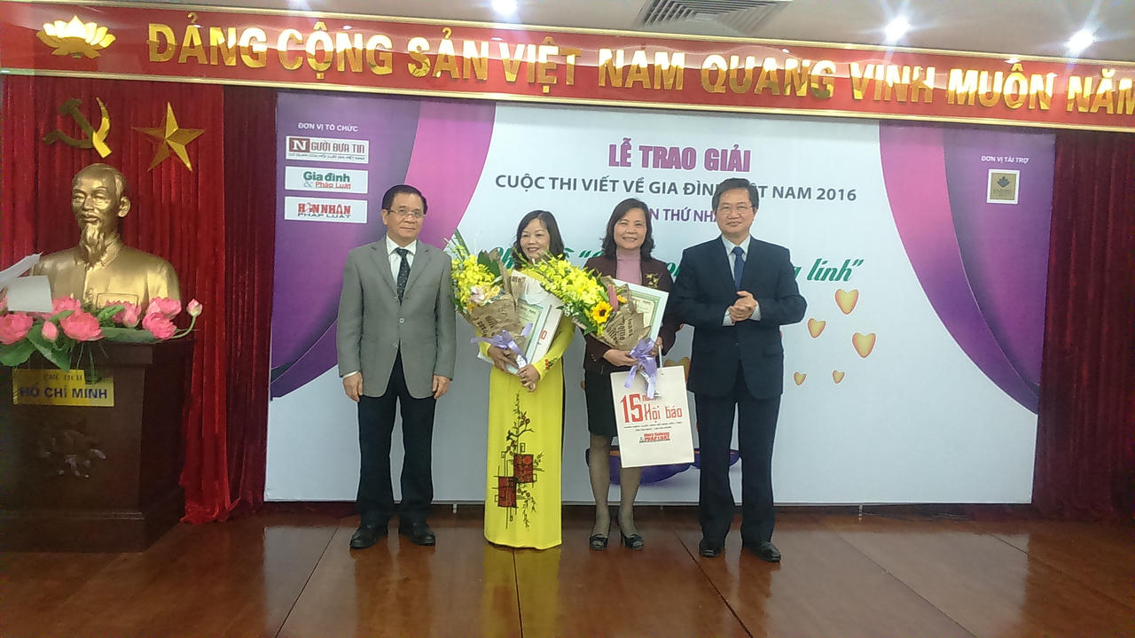 Trao giải thưởng cuộc thi 'Ba ngọn nến lung linh'