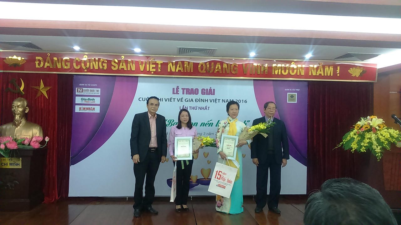 Trao giải thưởng cuộc thi 'Ba ngọn nến lung linh'