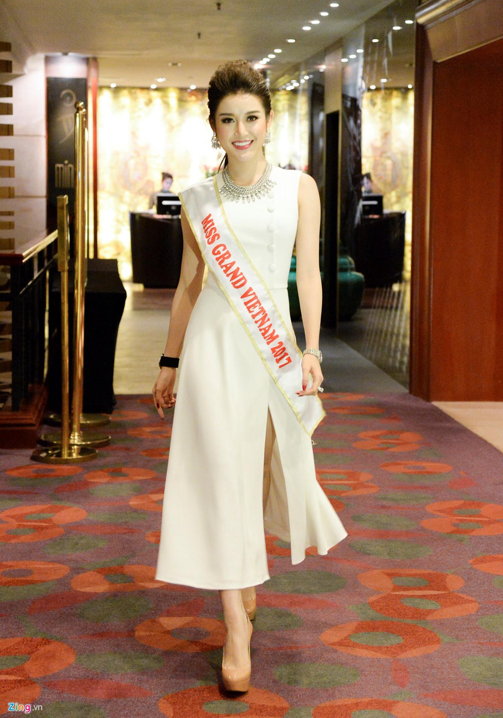 Hoa hậu Hòa bình Thế giới 2017 'giang tay' với người đẹp phẫu thuật 