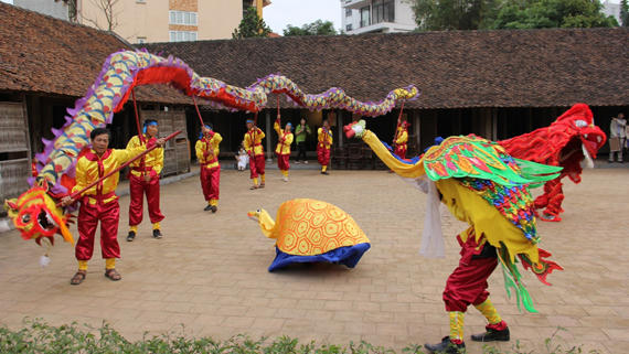 Hà Nội sôi động lễ hội đón chào 30/4-1/5