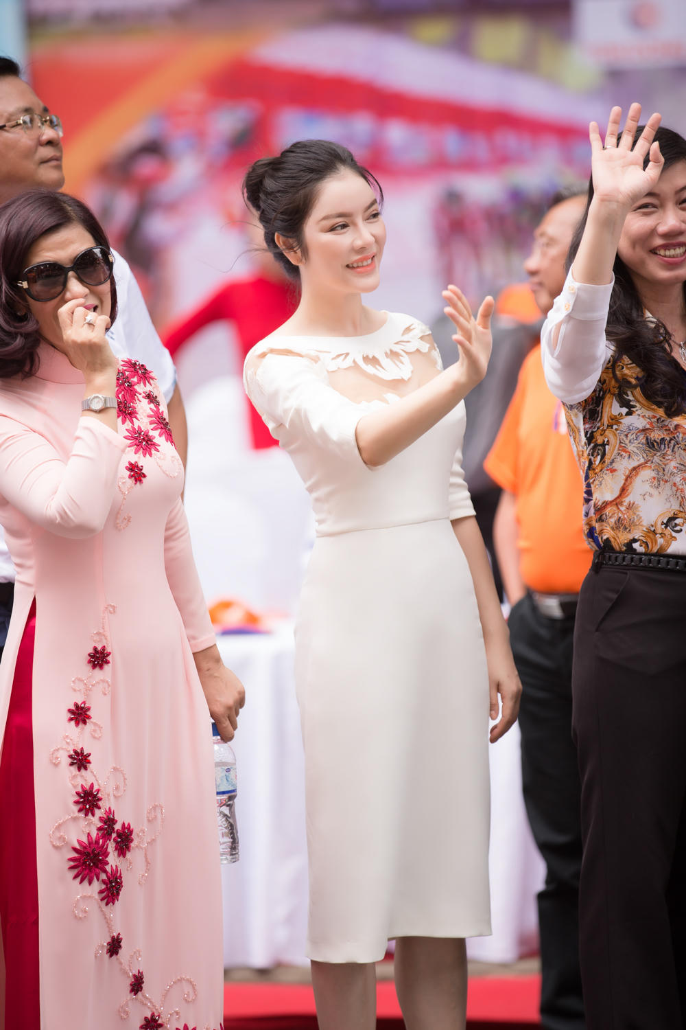 Lý Nhã Kỳ đẹp hút hồn khi trao giải đua xe đạp Cúp truyền hình TP.HCM