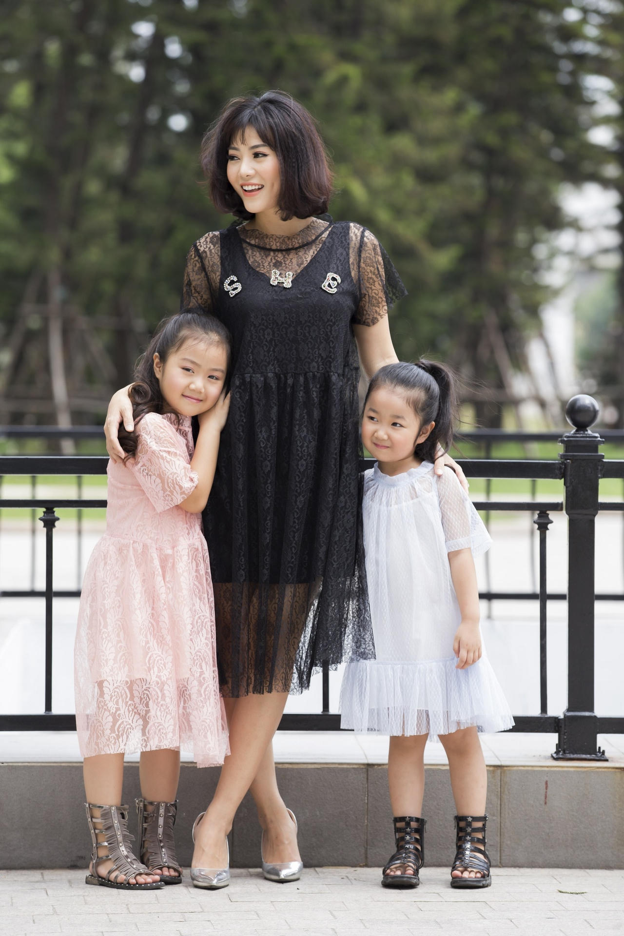 Con gái' ông trùm 'Người phán xử' khoe hai thiên thần nhỏ