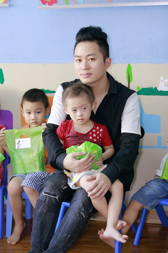 Tùng Dương trao quà cho các em nhỏ bị tự kỷ