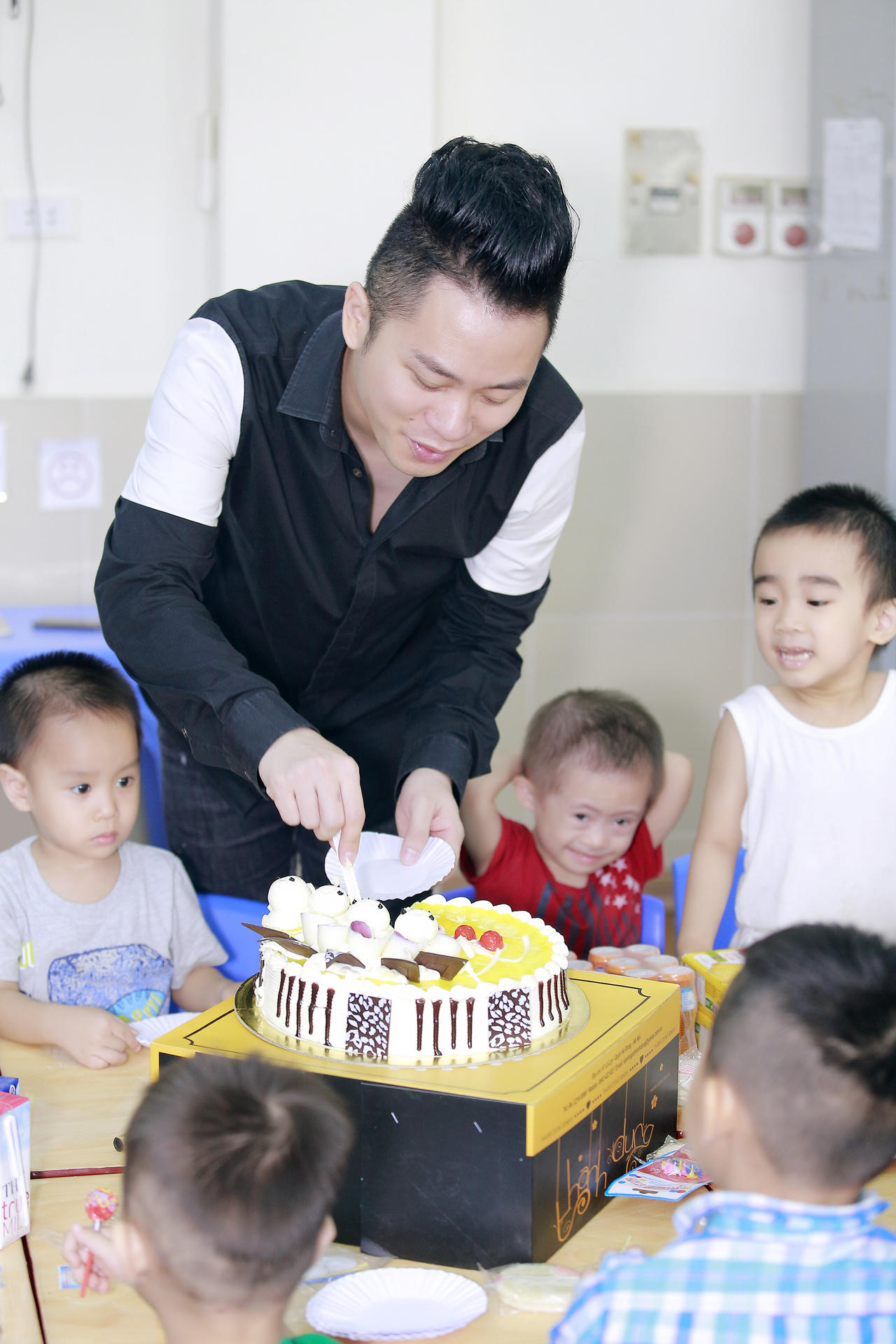 Tùng Dương trao quà cho các em nhỏ bị tự kỷ