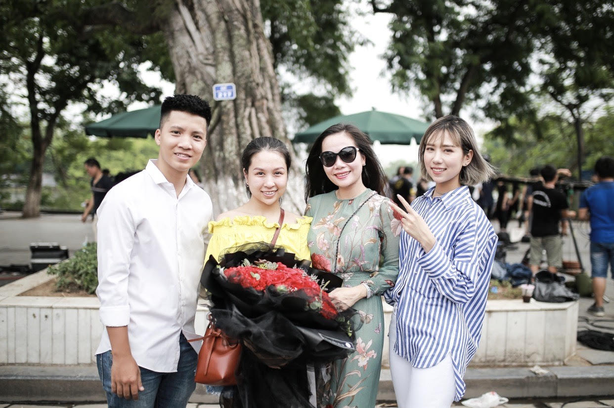 Cặp đôi gây choáng khi cầu hôn giữa phố với sự 'giúp sức' của 70 nghệ sĩ