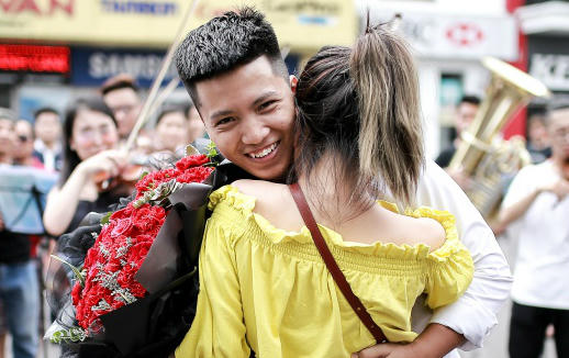 Cặp đôi gây choáng khi cầu hôn giữa phố với sự 'giúp sức' của 70 nghệ sĩ