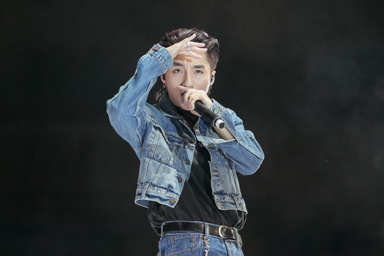 Sơn Tùng rơi nước mắt