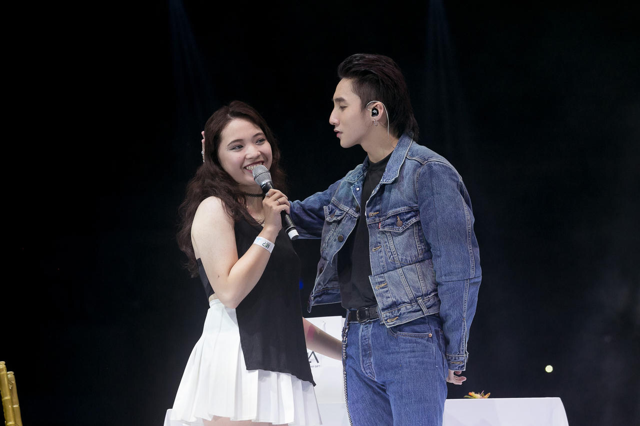 Sơn Tùng rơi nước mắt