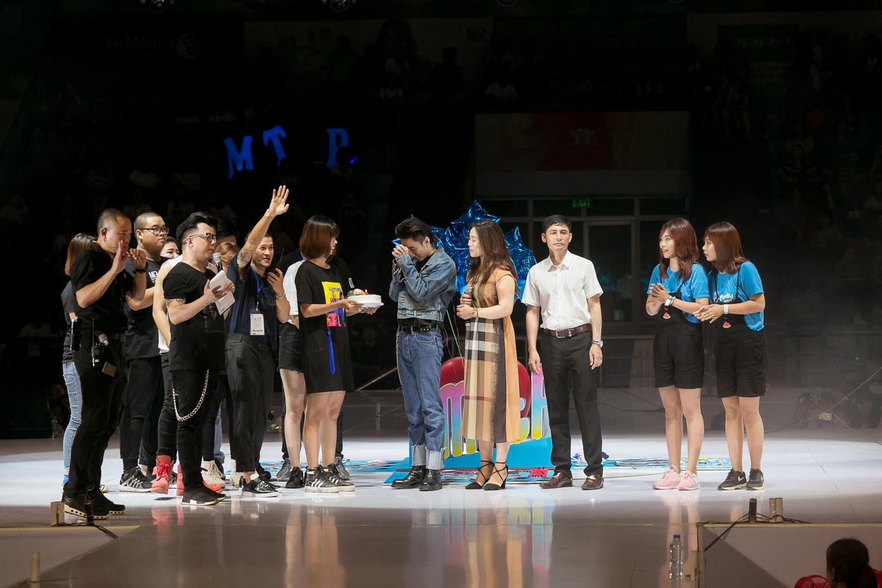 Sơn Tùng rơi nước mắt