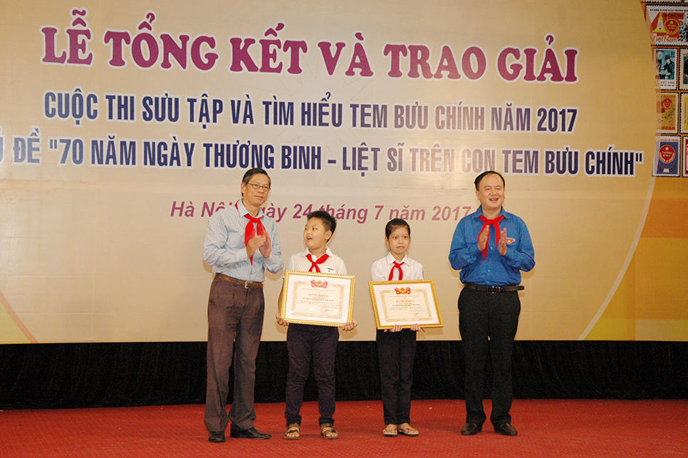 Trao giải cuộc thi '70 năm ngày Thương binh - Liệt sĩ trên con tem Bưu chính'