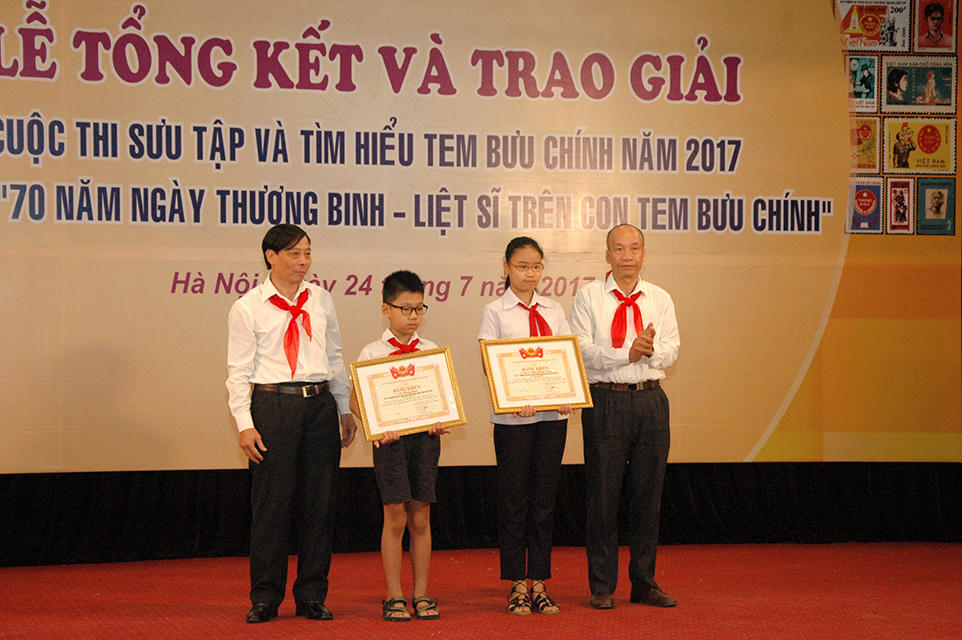 Trao giải cuộc thi '70 năm ngày Thương binh - Liệt sĩ trên con tem Bưu chính'