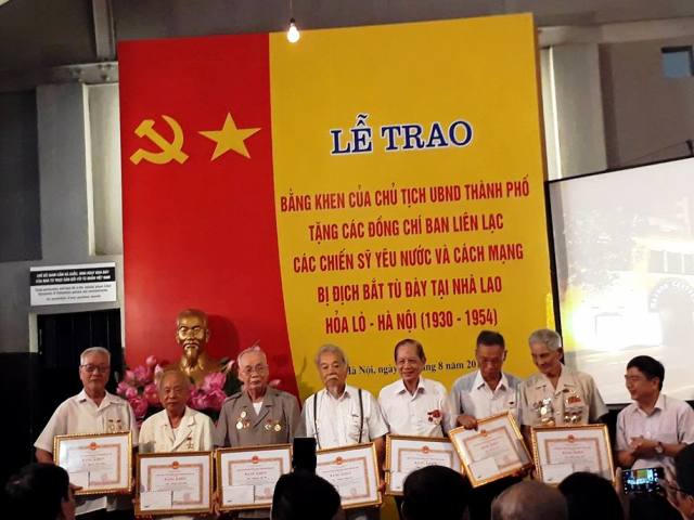 Trao Bằng khen cho các chiến sĩ cách mạng bị địch bắt tù đày tại Nhà lao Hỏa Lò