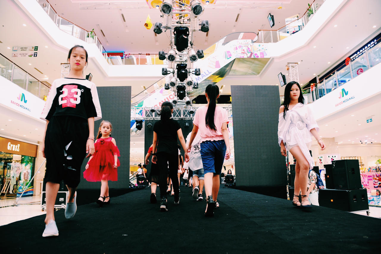 100 mẫu nhí “tung hoành” tại Tuần Lễ Thời trang trẻ em Hà Nội”