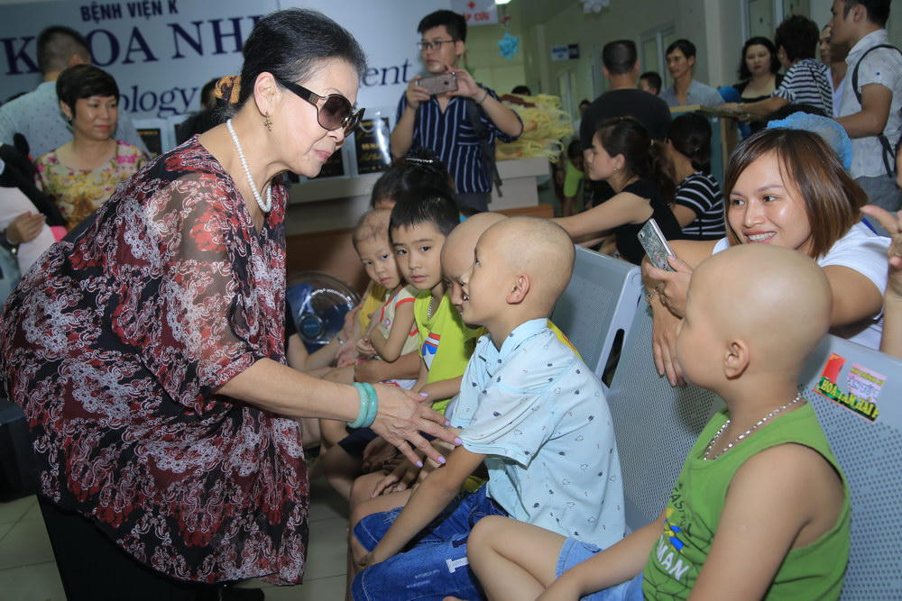 Danh ca Khánh Ly không cầm nước mắt khi thăm trẻ bị ung thư