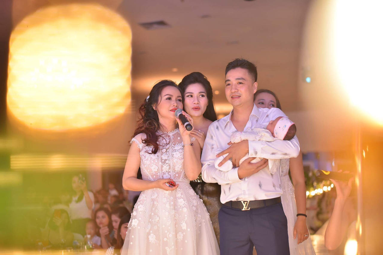 Hoàng Yến khóc trong tiệc đầy tháng của con với chồng trẻ