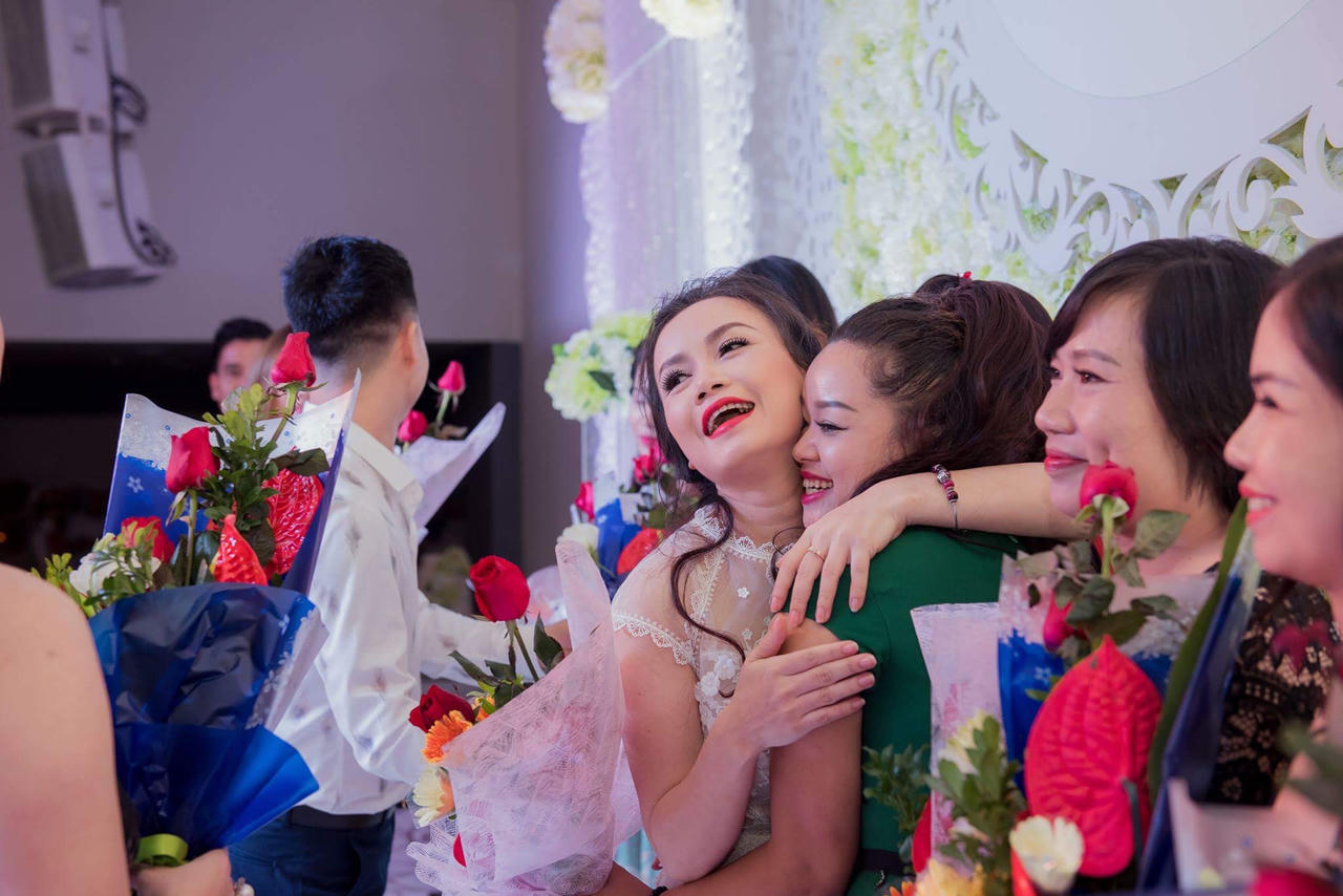 Hoàng Yến khóc trong tiệc đầy tháng của con với chồng trẻ