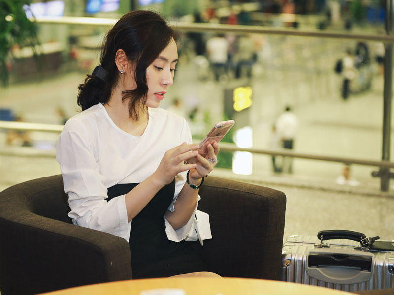 Á hậu Ngô Thùy Linh mang bánh trung thu tặng bạn bè quốc tế