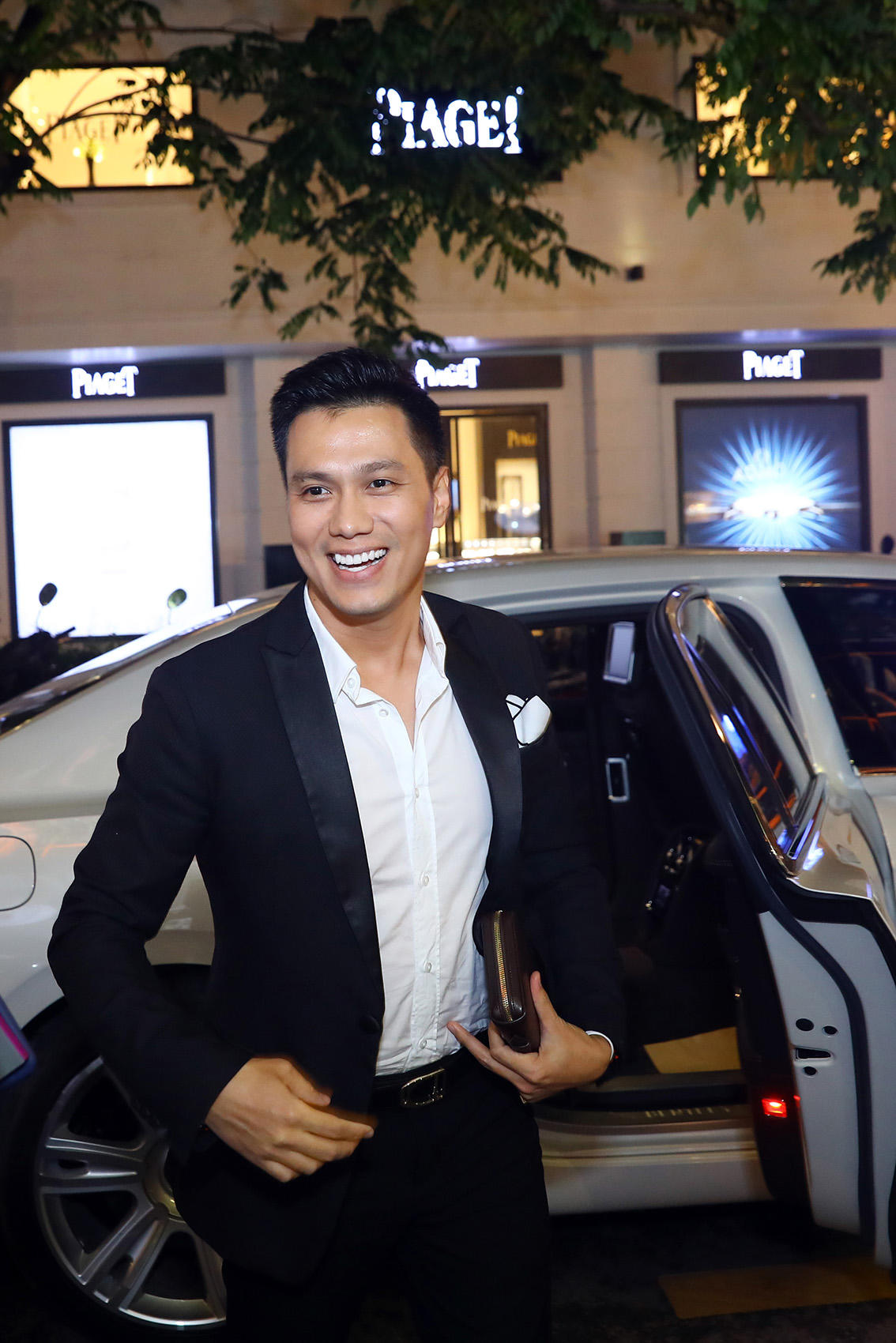 Việt Anh 'tậu' siêu xe hàng chục tỷ đồng, thuê tài xế riêng