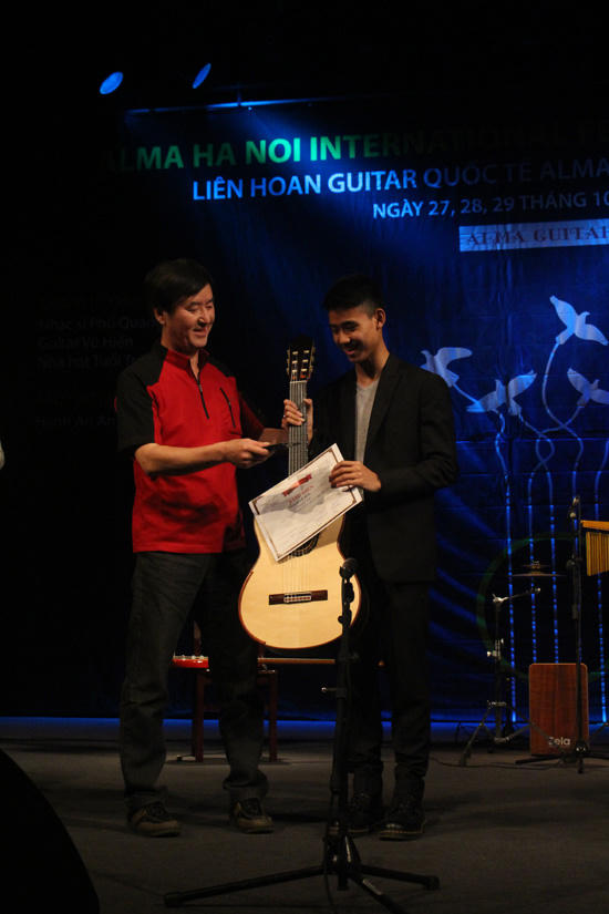 Nghệ sỹ 'gạo cội' xúc động phát khóc tại Liên hoan Guitar Quốc tế Alma Hà Nội