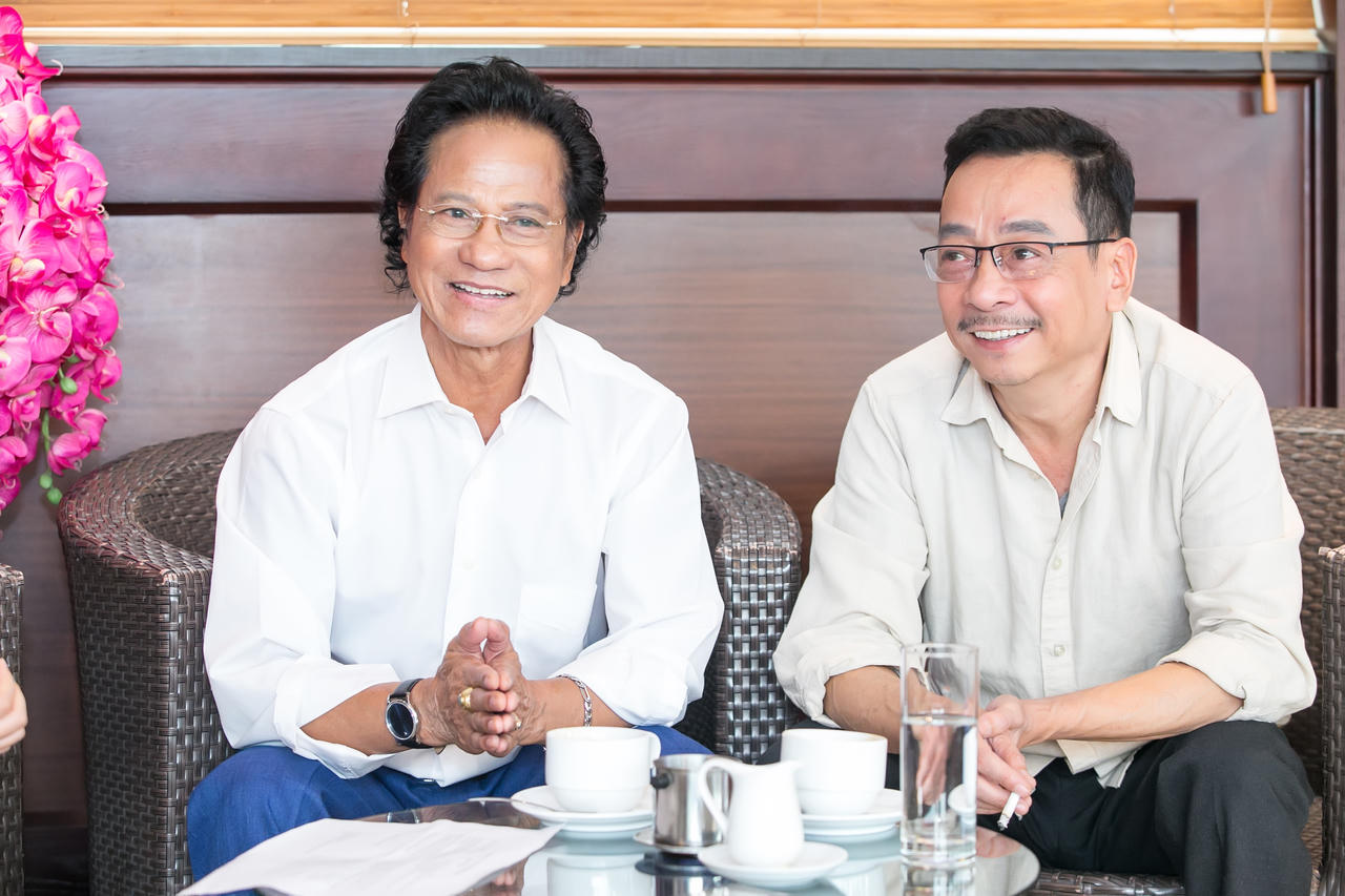   Chế Linh tập hát quan họ, ngồi vỉa hè uống trà đá