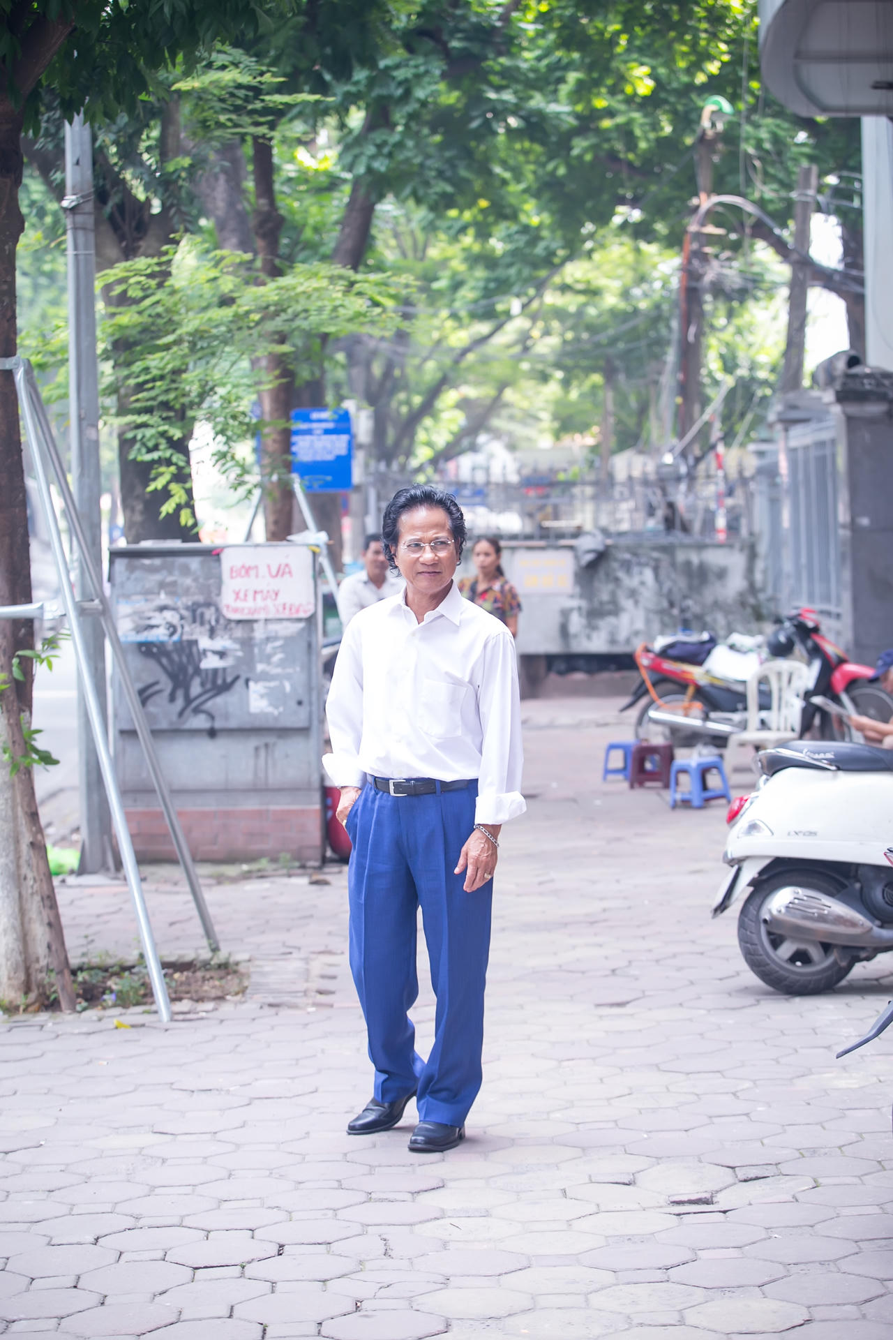   Chế Linh tập hát quan họ, ngồi vỉa hè uống trà đá