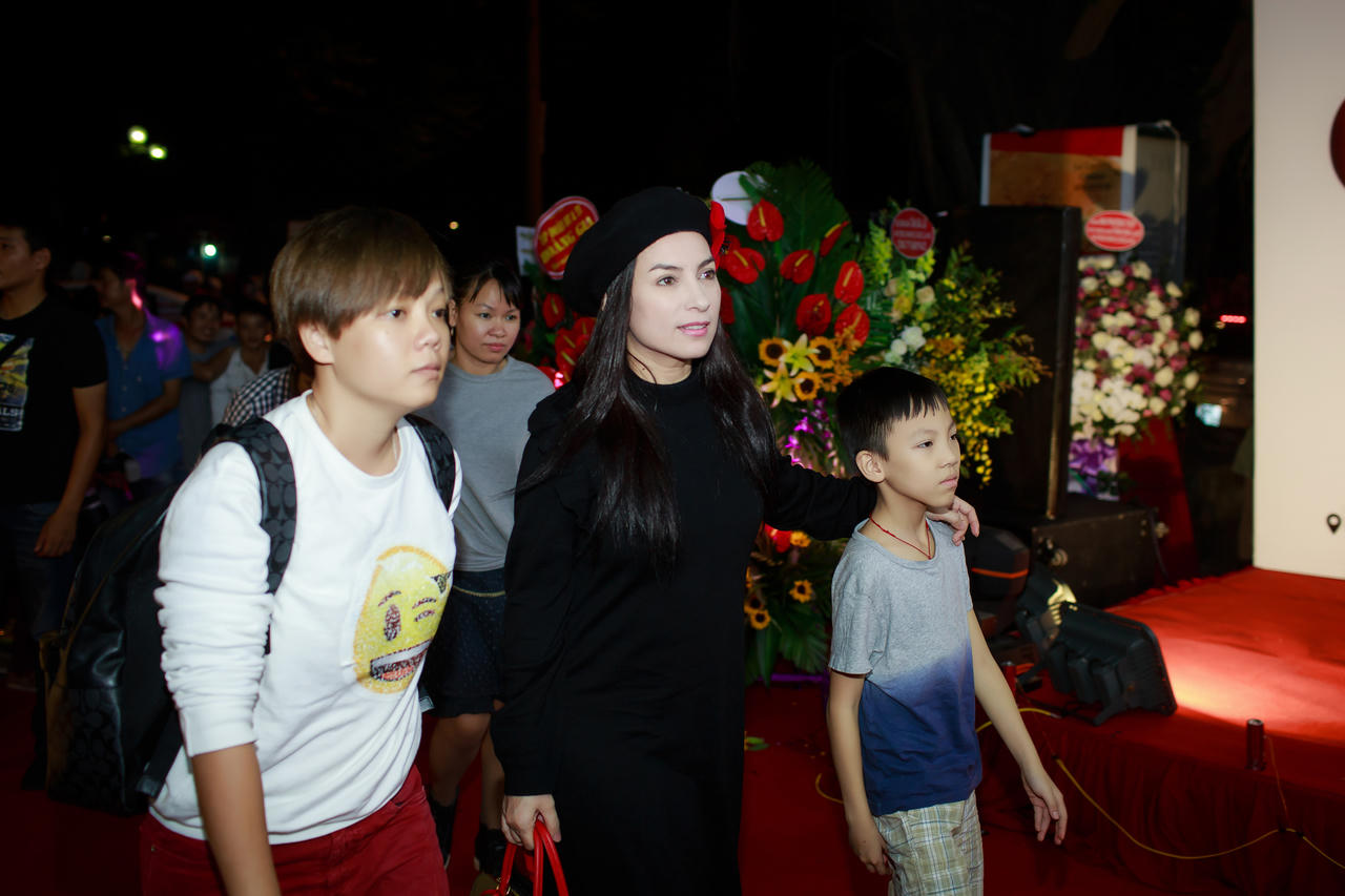 Ca sĩ Phi Nhung và dàn sao hội tụ tại Hà Nội