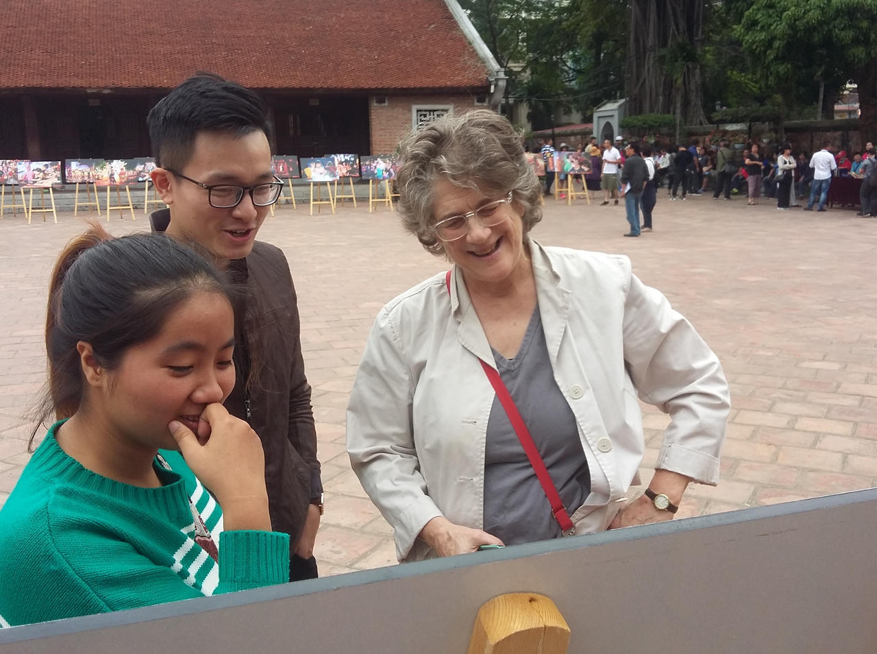 Khách nước ngoài thích thú với hình ảnh tò he tại Văn Miếu Quốc Tử Giám 