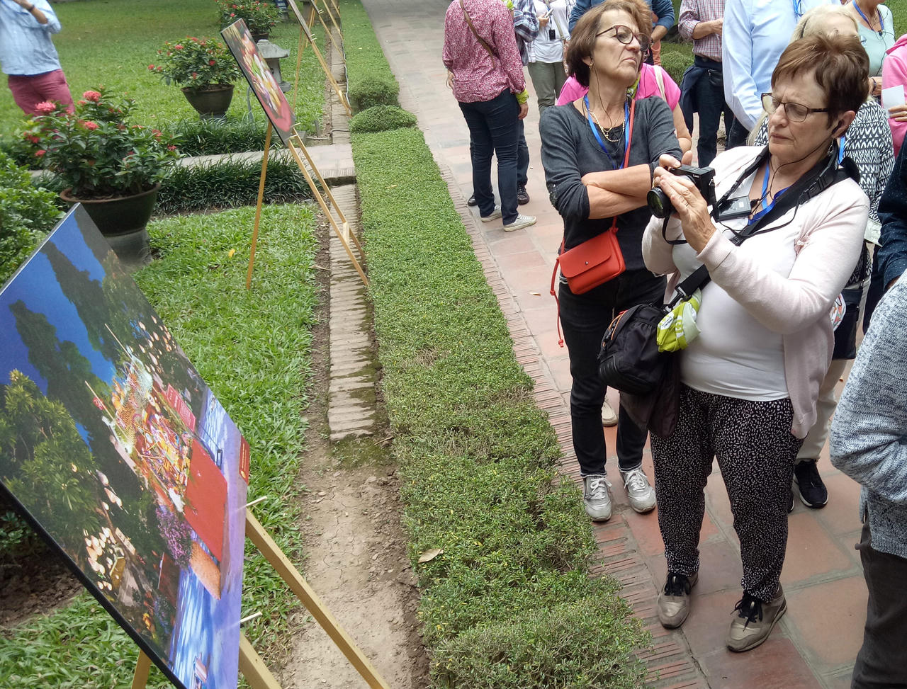 Khách nước ngoài thích thú với hình ảnh tò he tại Văn Miếu Quốc Tử Giám 