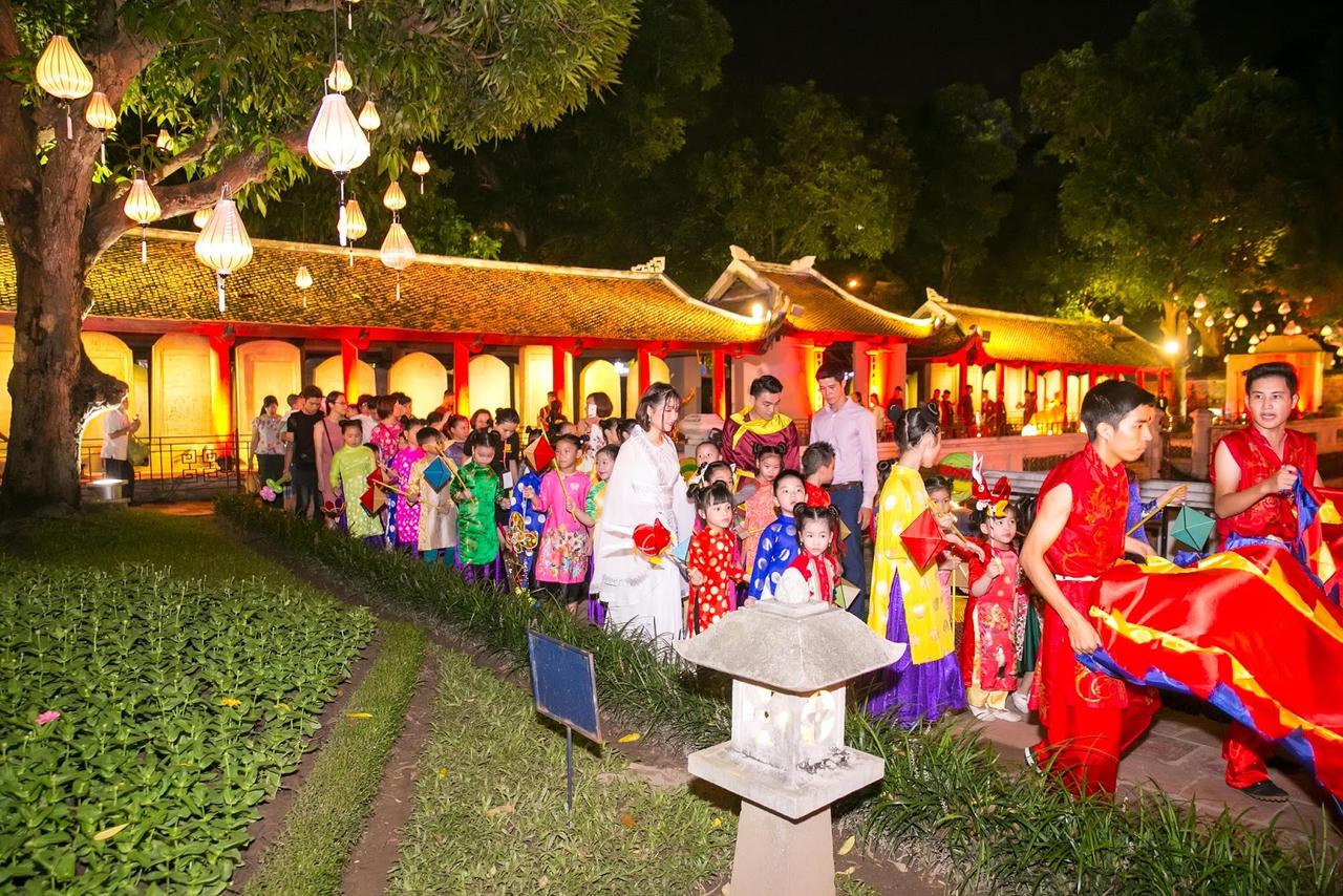 Kéo khách du lịch bằng nón lá, xích lô