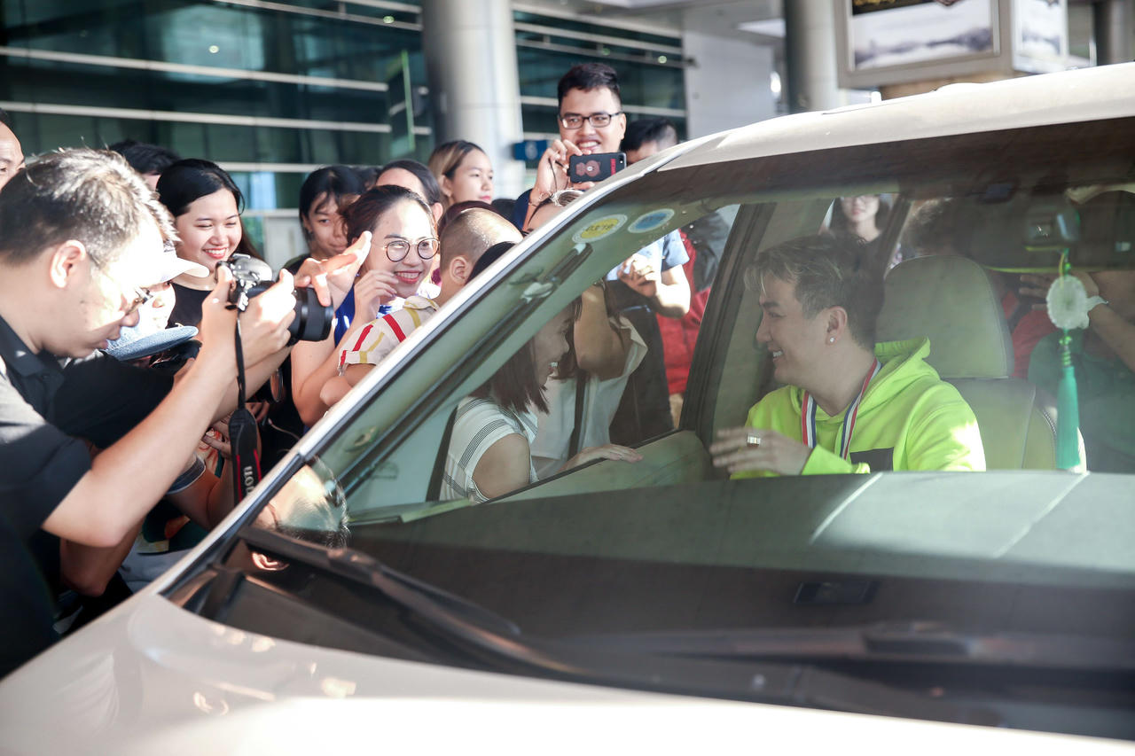 Đàm Vĩnh Hưng bất ngờ nhận cúp vàng đặc biệt