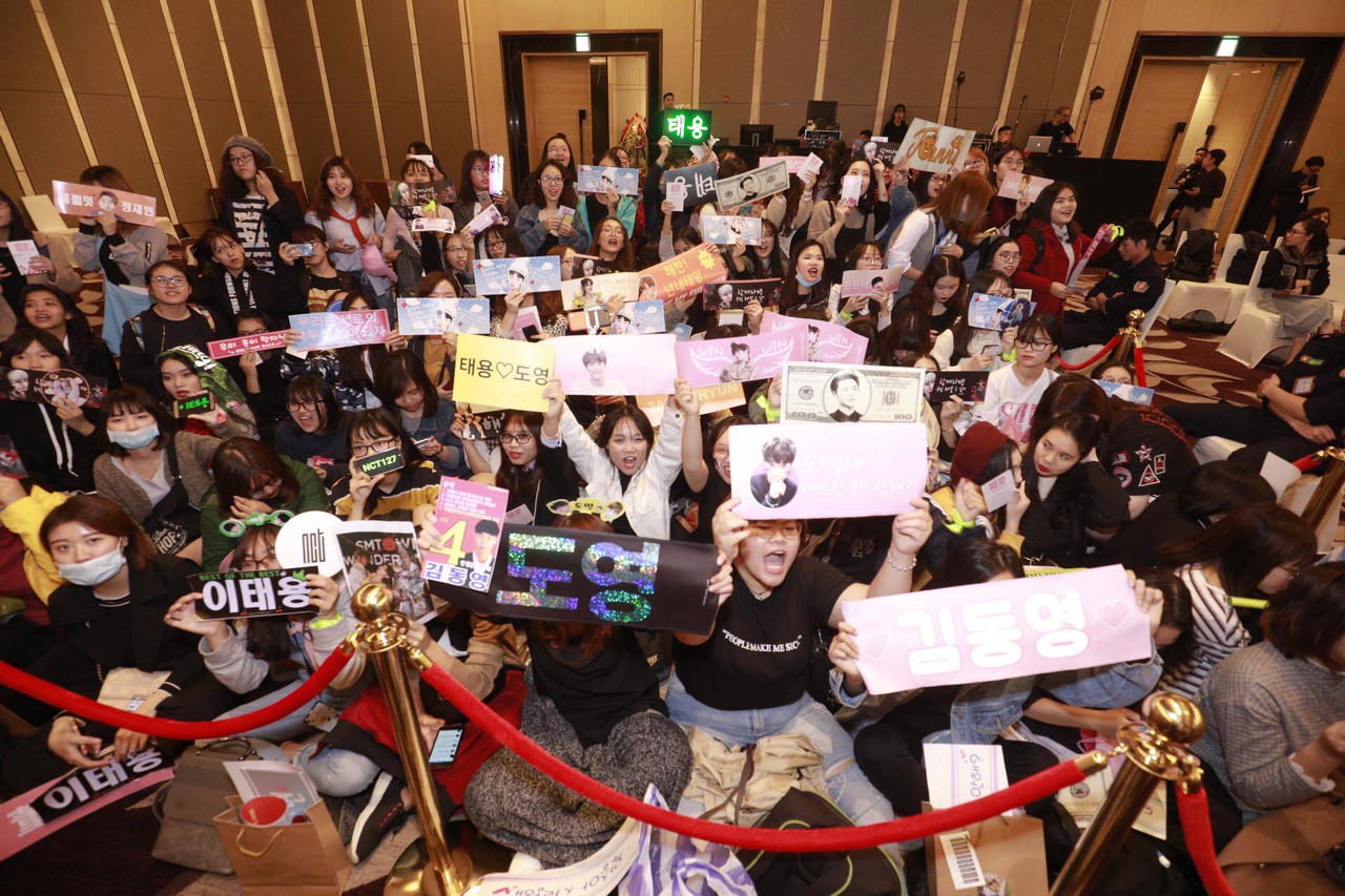 Nhóm nhạc Hàn Quốc NCT 127 mê tít áo dài, nón lá Việt Nam