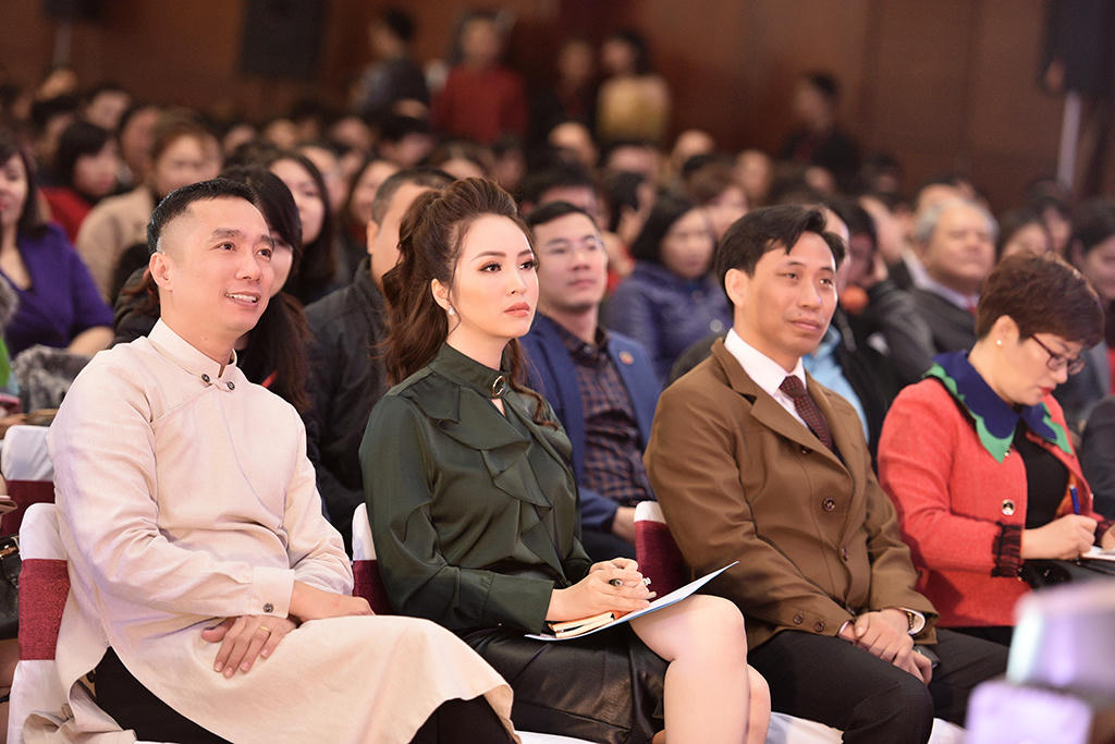 Á hậu Thụy Vân ham học, Nhà thiết kế Hoài Nam kể chuyện vỡ nợ