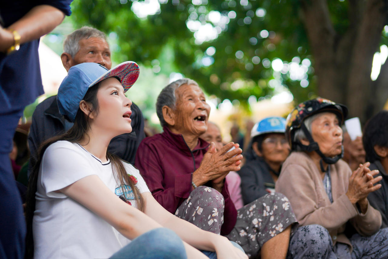 Lý Nhã Kỳ dành hơn 1.000 phần quà tặng bà con vùng bão lũ