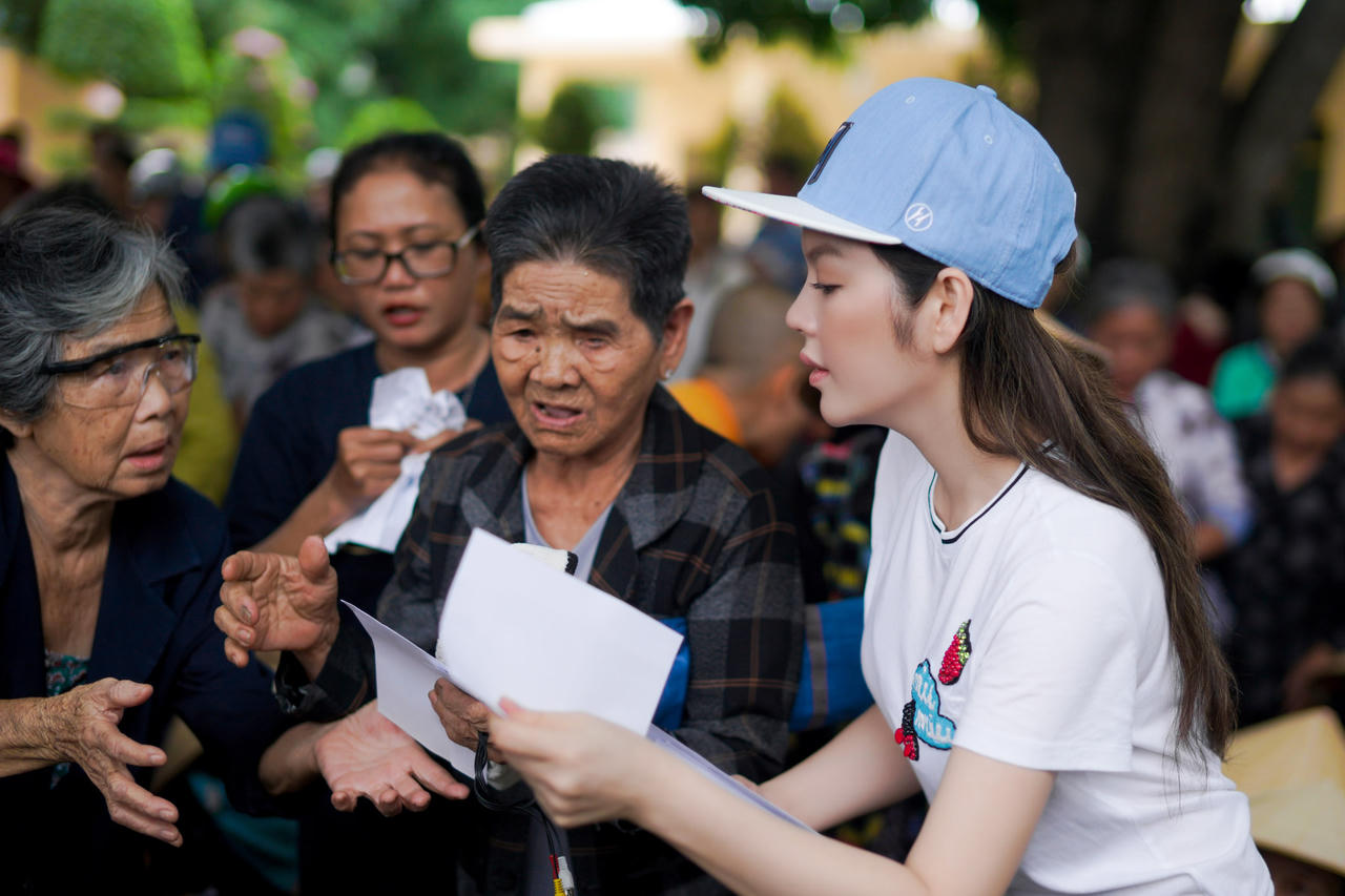 Lý Nhã Kỳ dành hơn 1.000 phần quà tặng bà con vùng bão lũ