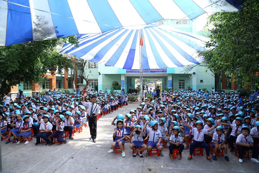 Bác sĩ chia sẻ tác hại việc đội mũ bảo hiểm 'dởm' trước 1.000 học sinh