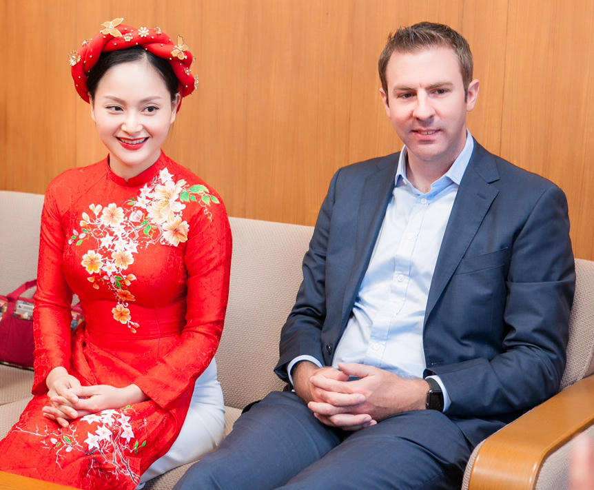 Lan Phương hạnh phúc khi có con cùng 'bạn trai Tây'