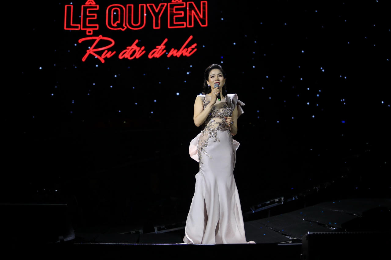 Lệ Quyên hát tặng các cầu thủ U23 Việt Nam