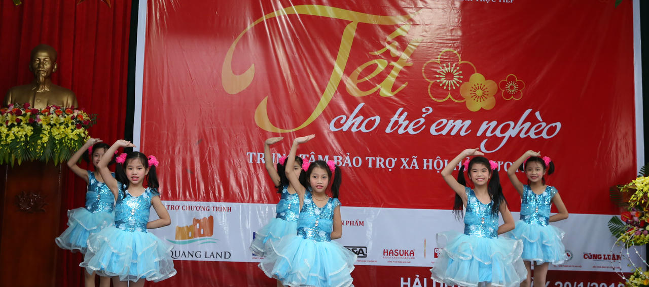 Hoa hậu Ngọc Hân với 'Tết cho trẻ em nghèo'