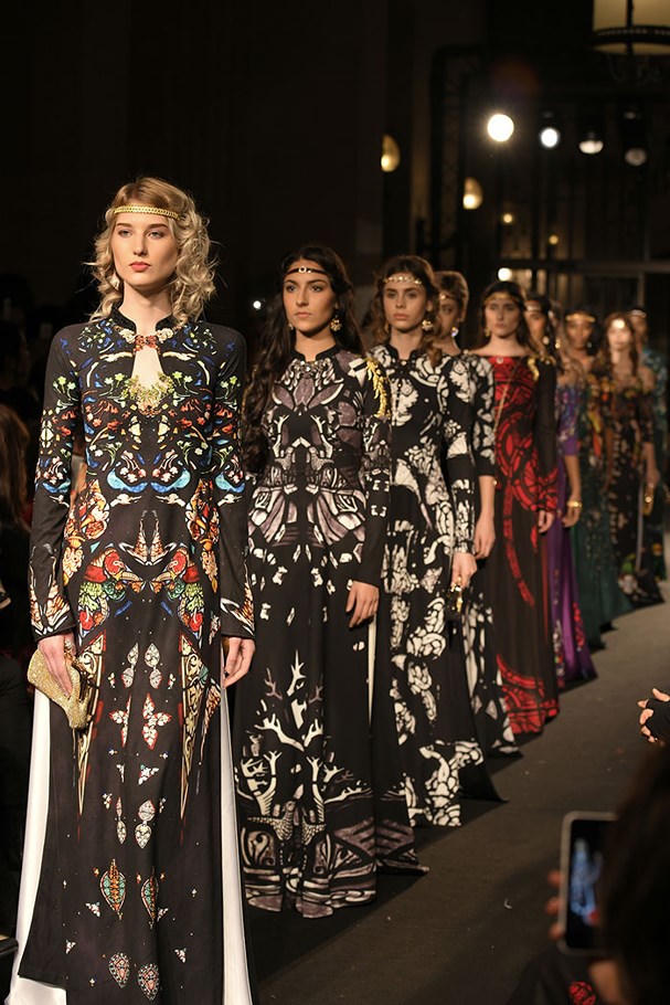 Hậu Haute Couture 2018, NTK Hoài Nam tiếp tục mang áo dài Việt sang Singapore