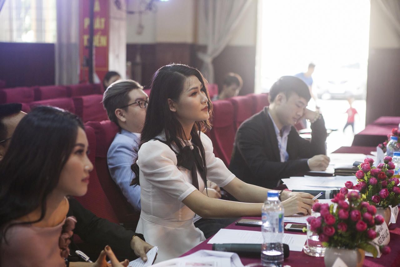 Hoa hậu Thân thiện Ngọc Anh sắc sảo trên ghế giám khảo