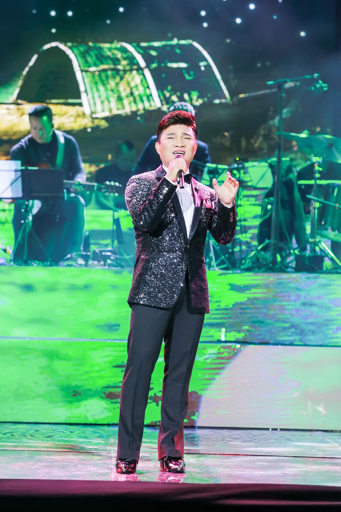 Sau lần hát nhạc Trịnh gây tranh cãi, Lệ Quyên trở lại bolero