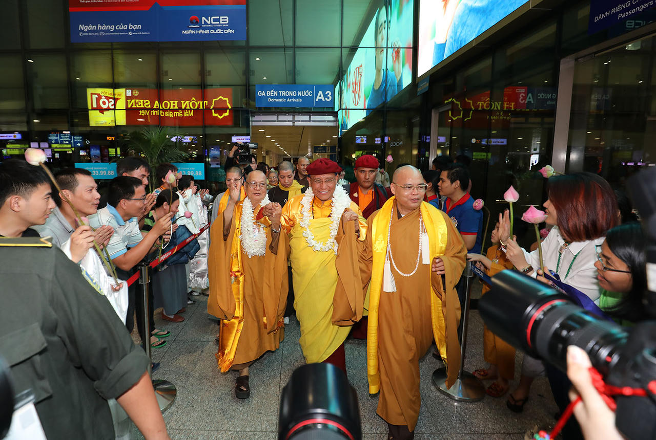  Phật tử, người dân dâng hoa cung đón Đức Pháp Vương Gyalwang Drukpaa 