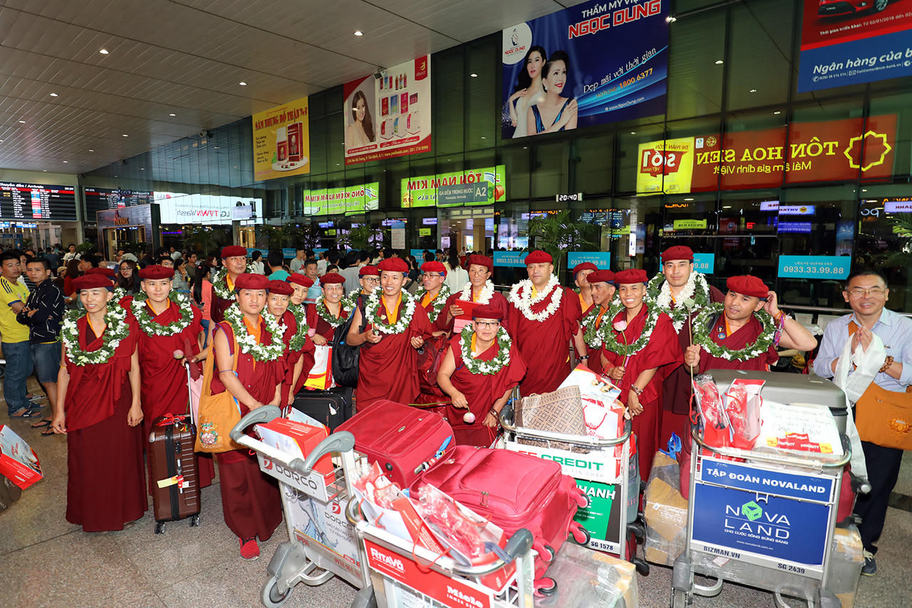  Phật tử, người dân dâng hoa cung đón Đức Pháp Vương Gyalwang Drukpaa 