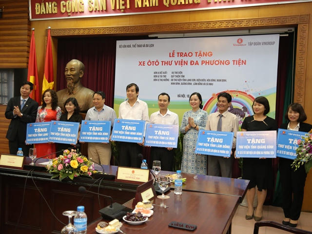 Trao tặng 8 xe ô tô thư viện lưu động đa phương tiện cho 8 thư viện