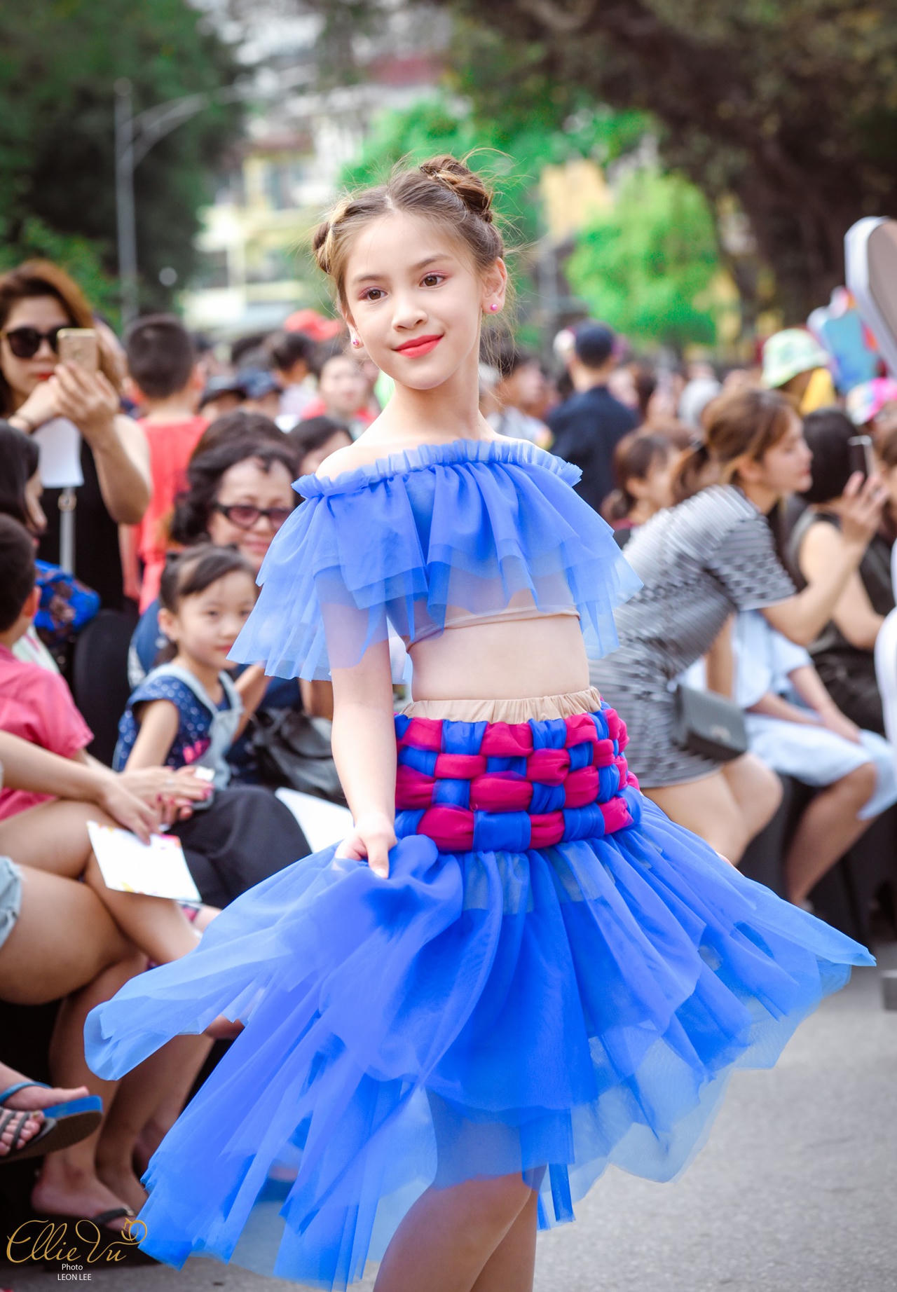 Hoa hậu Ngọc Hân và 100 mẫu nhí 'đại náo' phố đi bộ Hồ Gươm