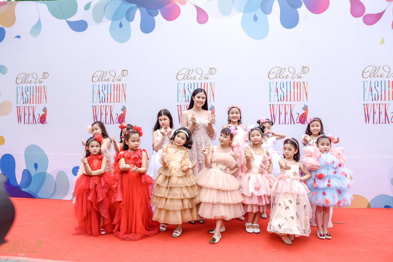 Hoa hậu Ngọc Hân và 100 mẫu nhí 'đại náo' phố đi bộ Hồ Gươm